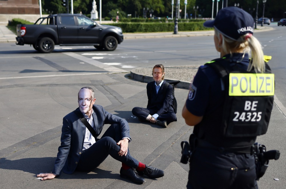 A climate extremist organisation in Germany has set up a series of human blockades in major cities throughout the country. (EPA-EFE/HANNIBAL HANSCHKE)