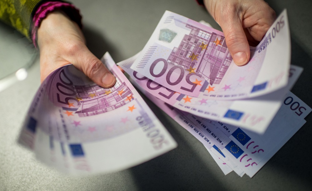Questions have been raised over the legality of shops in the EU refusing to accept anything other than digital payment methods, with the Commission having been publicly asked whether such a move is in line with European law. (EPA/MATTHIAS BALK)