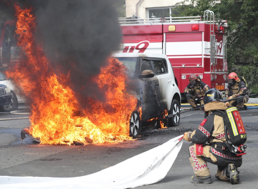 Firefighters do not need help with fighting new electric car blazes, the European Commission has declared. (EPA-EFE/YONHAP SOUTH KOREA OUT)