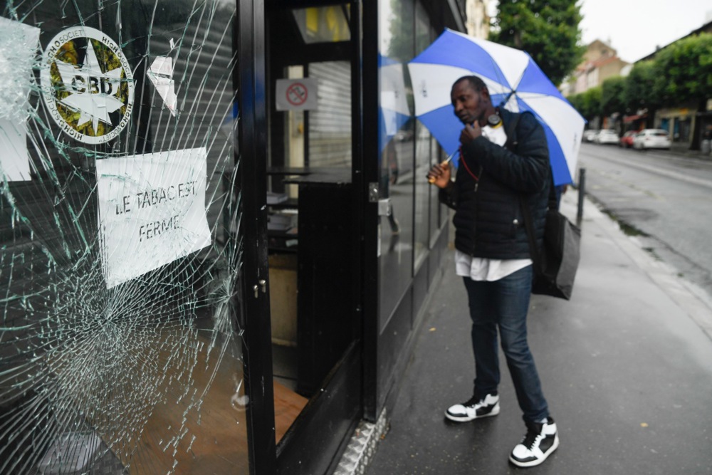 Tobacco shops that fell victim to last month's riots will be given a cash injection by the government, ministers have announced. (EPA-EFE/JULIEN MATTIA)