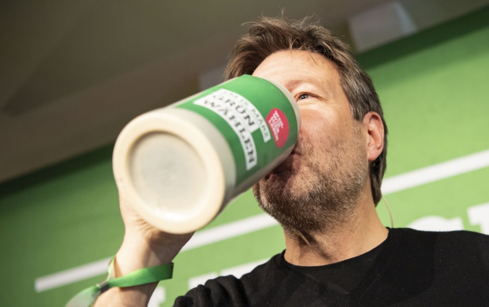 Green minister Robert Habeck drinks a mug of beer during a party event. Ricarda Lang, the leader of Germany's Green party, has seemingly banned cooperation between her group and the populist Alternative für Deutschland (AfD) amid controversy in her constituency of Backnang. (EPA-EFE/LUKAS BARTH-TUTTAS)