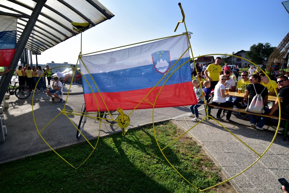 An alleged Euronews report detailing how Ukrainians attacked a German man for flying a Slovenian flag is fake, the publication has stated. (EPA-EFE/IGOR KUPLJENIK)