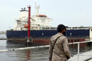 The majority of oil exported by the Russian Federation is avoiding price-cap sanctions imposed upon it by the West. (EPA-EFE/REHAN KHAN)
