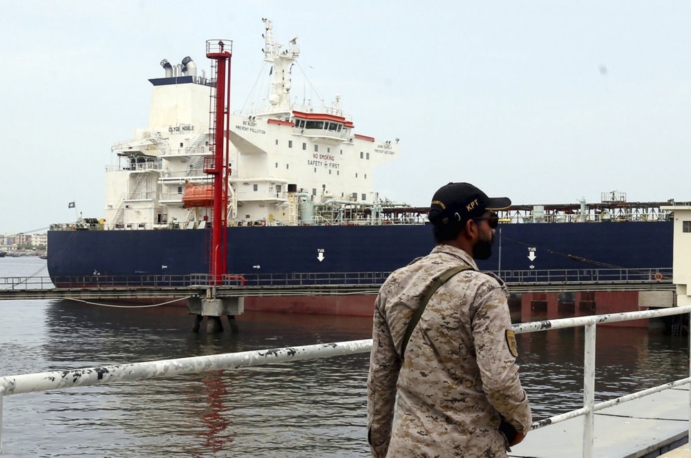 The majority of oil exported by the Russian Federation is avoiding price-cap sanctions imposed upon it by the West. (EPA-EFE/REHAN KHAN)