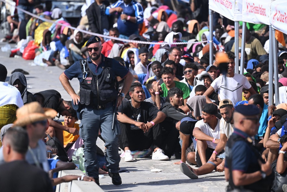 A number of EU member-states have seemingly abandoned its neighbour Italy, choosing to tighten its borders with the country after the arrival of thousands of migrants in Lampedusa. (EPA-EFE/CIRO FUSCO)