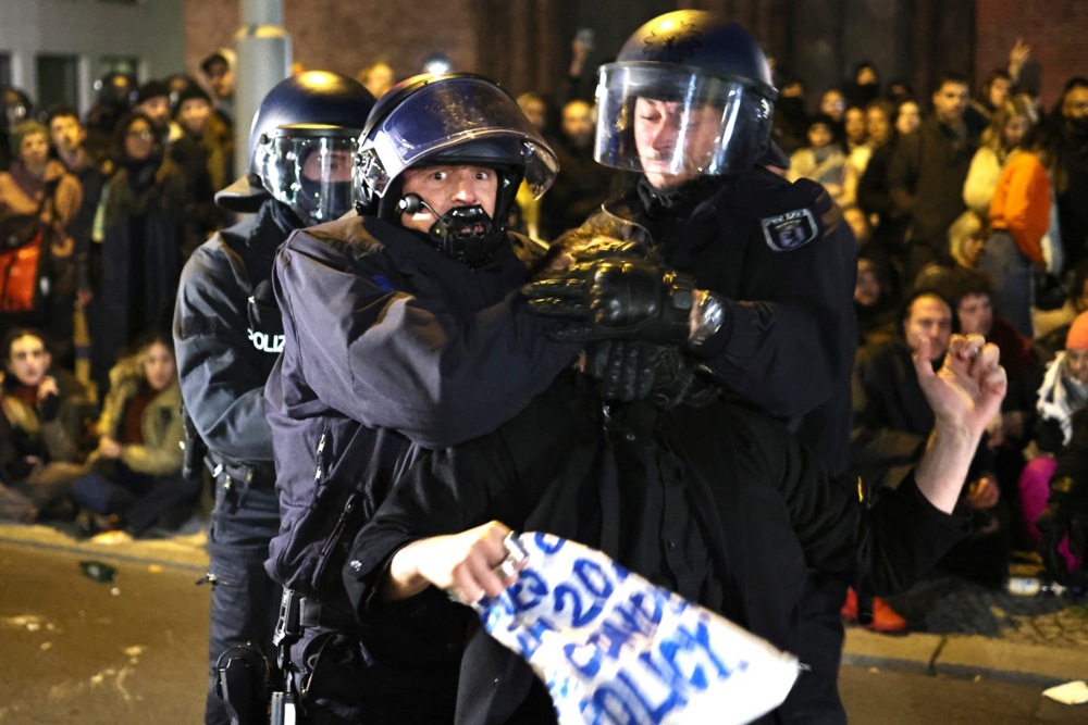 174 people were arrested after an illegal pro-Palestine demonstration in Berlin turned violent, resulting in dozens of police officers being injured. (EPA-EFE/CLEMENS BILAN)