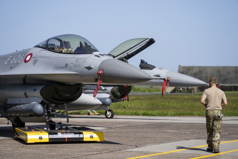 The European Commission has been pressured to detail the "carbon footprint of fighter jets" sent by EU member-states to Ukraine. (EPA-EFE/BO AMSTRUP DENMARK OUT)