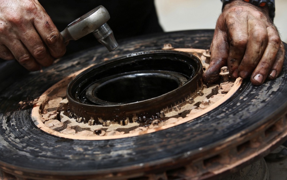 Members of the European Parliament have voted in favour of regulating the environmental emissions of car brakes as part of a new swathe of green transport rules. (EPA/FELIPE TRUEBA)