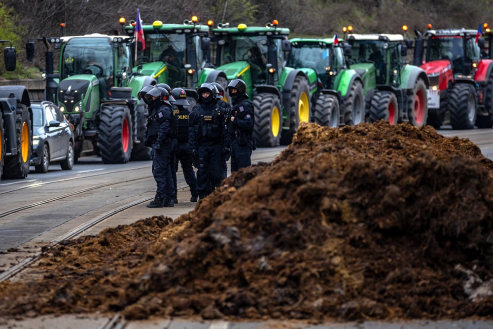 Dung deal: Protesting Polish farmers dumped piles of manure outside Speaker Szymon Hołownia's home. (EPA-EFE/MARTIN DIVISEK)