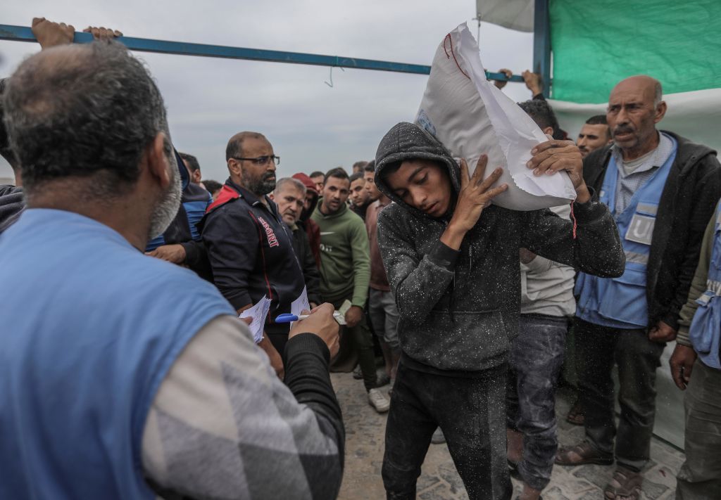 UNRWA distributes flour to Palestinian refugees in Khan Yunis, Gaza. The EC has held back some aid money to UNWRA but increased its overall aid package. (Ahmad Hasaballah/Getty Images)