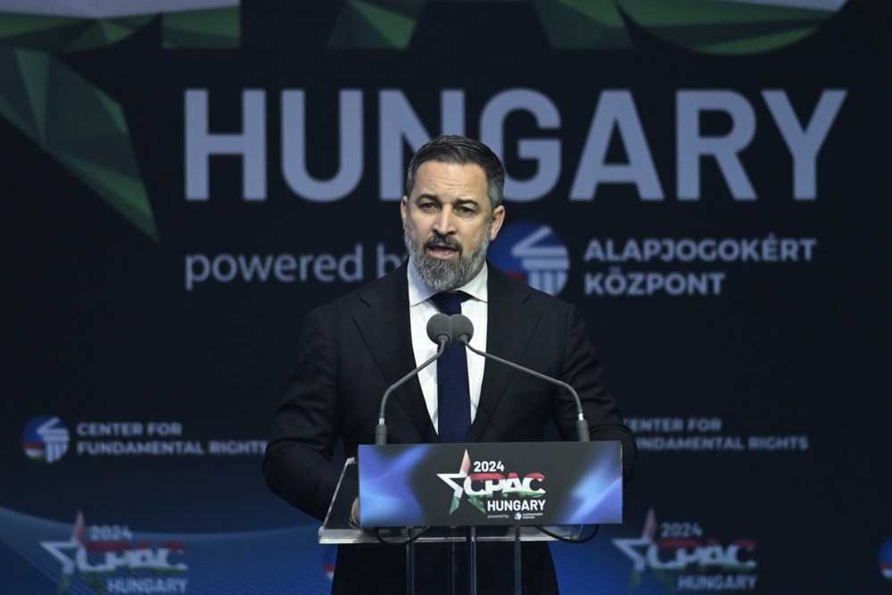 VOX leader Santiago Abascal, at the Conservative Political Action Conference in Budapest, says Spanish PM Pedro Sánchez should step down. (EPA-EFE/SZILARD KOSZTICSAK )