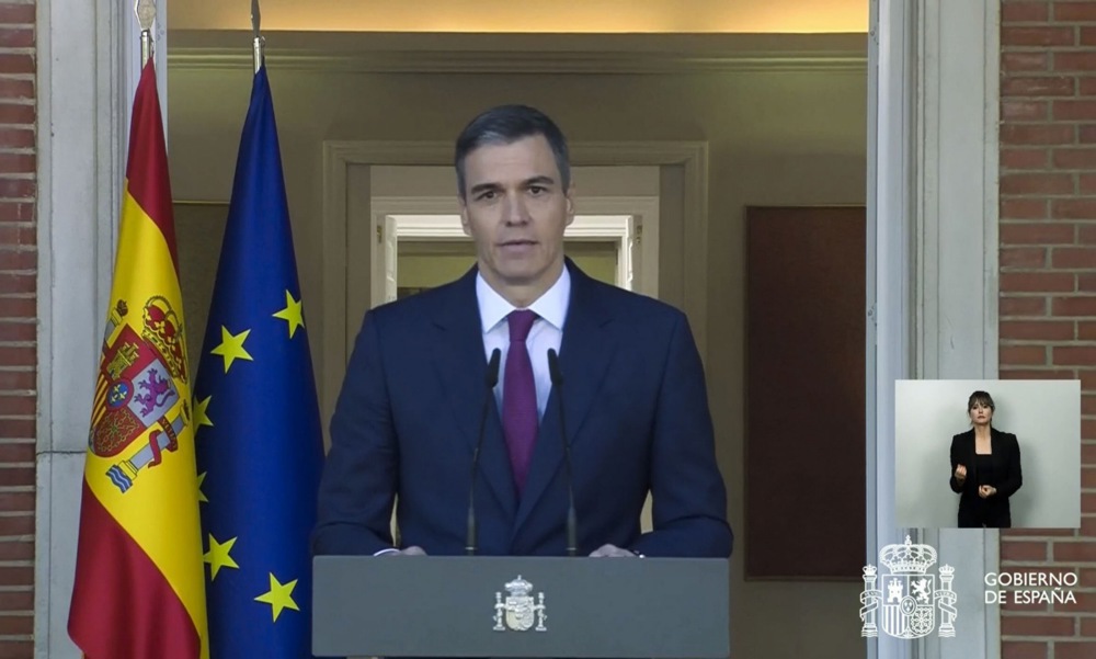 Speaking at Moncloa Palace Spanish Prime Minister Pedro Sanchez announced he would remain in post. (EPA-EFE/MONCLOA PALACE)