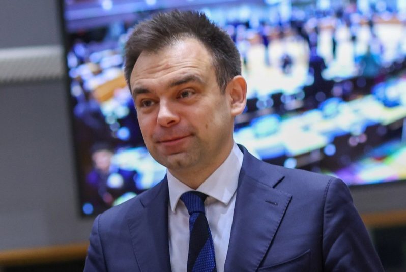 According to a survey released over the Easter weekend an overwhelming majority of Poles oppose entry into the common-currency Eurozone, preferring to keep the Polish złoty. (EPA---EFE/OLIVIER HOSLET)