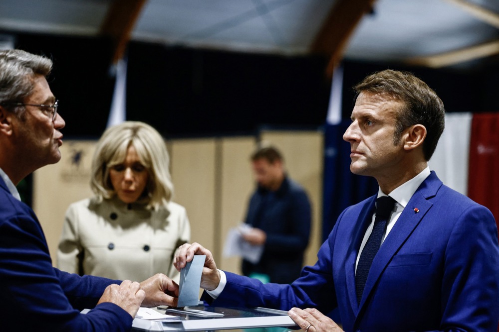 Facing a significant loss on June 30, Emmanuel Macron and his allies have the potential to shift the balance between the Left and the hard right but face but they face the difficult task of making decisions following their "Neither the Left nor the Right" campaign. EPA-EFE/YARA NARDI / POOL MAXPPP OUT
