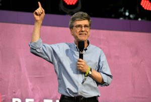 Jeffrey Sachs, possibley pointing the Pope to the way, the truth and the negotiations (Photo by Michael Kovac/FilmMagic)