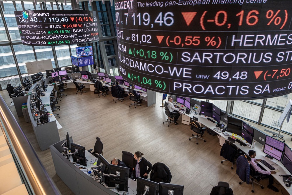 ARCHIVE IMAGE - European shares fell to near six-month lows amid a global selloff in equities on fears of a slowdown in US economic growth, with only a handful of stocks trading in the green. (EPA-EFE/CHRISTOPHE PETIT TESSON)