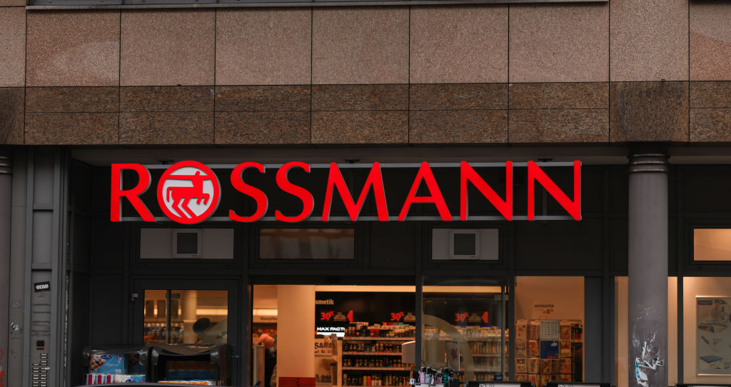 One of Europe largest drug store chains Rossmann has announced it will strop buying Tesla cars for its company vehicules fleet because of Tesla CEO, Elon Musk support to Donald Trump.  (Photo by Jeremy Moeller/Getty Images)