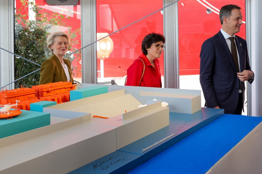 The usual suspects: EU Commission President Ursula von der Leyen (L), Belgium’s Minister for Energy Tinne Van der Straeten (C) and Belgium’s Prime Minister Alexander De Croo (L) walk in front of a model green flagship project. EPA-EFE/OLIVIER MATTHYS