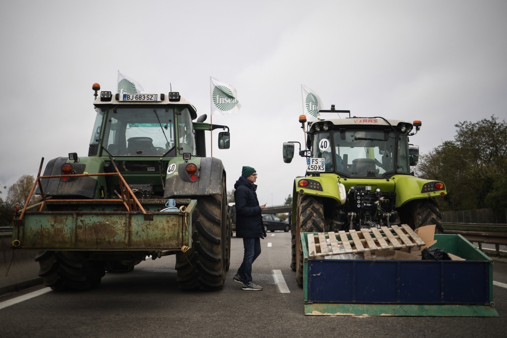 French farmers have taken to blockading Paris on November 18 over a trade deal between South American Mercosur countries and the European Union. (EPA-EFE/YOAN VALAT)