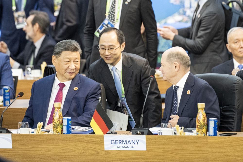 Chinese President Xi Jinping told German Chancellor Olaf Scholz on November 19 that he hoped Germany could help the EU and China to resolve the issue of tariffs on Chinese electric vehicles as soon as possible, state television CCTV reported. ( EPA-EFE/GUIDO BERGMANN/BPA)