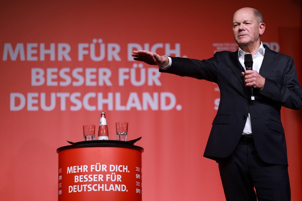 Elon Musk's support of right-wing politicians in Europe is "disgusting", Germany's outgoing left-wing chancellor, Olaf Scholz, has claimed. (EPA-EFE/CLEMENS BILAN)