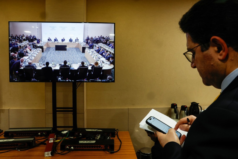 European political elite are in disarray as the United States takes the lead in shaping a resolution to the war in Ukraine without them, scrambling to tangible solutions.  EPA-EFE/MOHAMMED BADRA