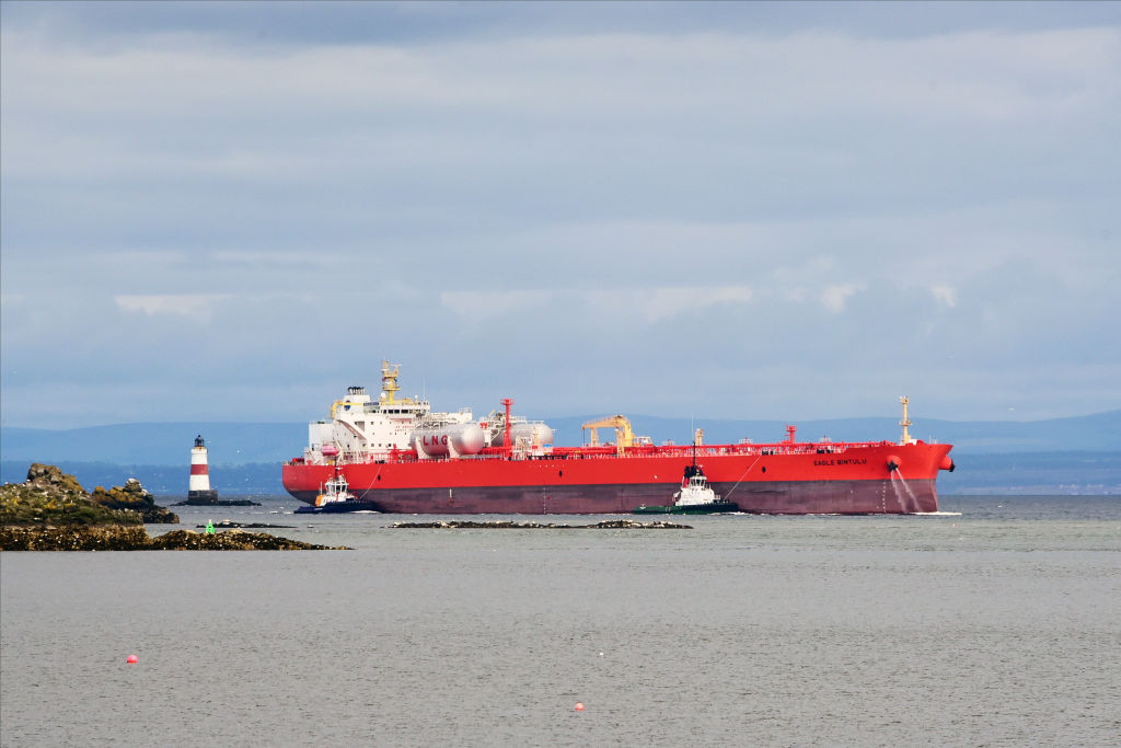Western shipowners have earned billions by selling tankers to Russia’s shadow fleet, helping Moscow circumvent EU sanctions and keep its war economy afloat. (Photo by Ken Jack/Getty Images)