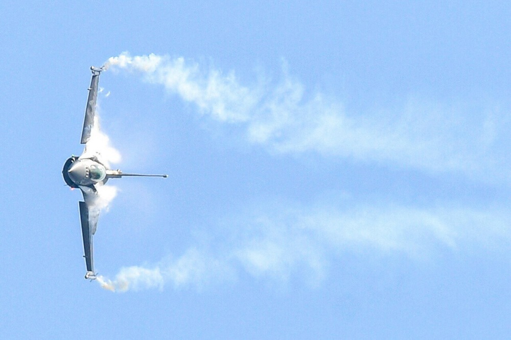 Polish F-16 pilot dies in jet crash in central Poland