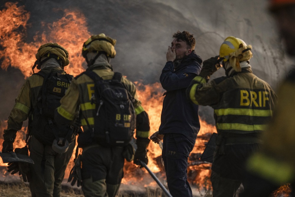 Spain, on August 14, mourned its third wildfire death this week, and Greece began beating back a blaze threatening its third-largest city Patras, as an unrelenting heatwave stoked tinderbox conditions in southern Europe. EPA/BRAIS LORENZO