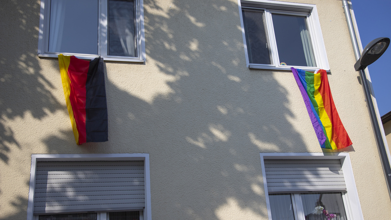 Police launch extremism probe after unknown persons hang numerous German flags