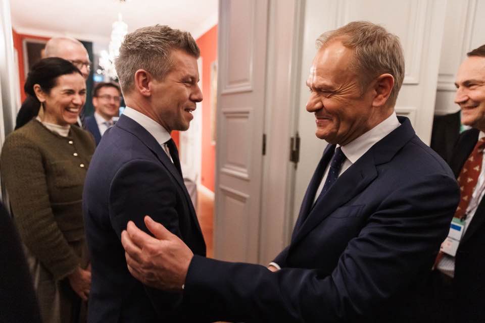 Hungarian opposition leader says he’ll send Poles granted asylum by Orbán back home