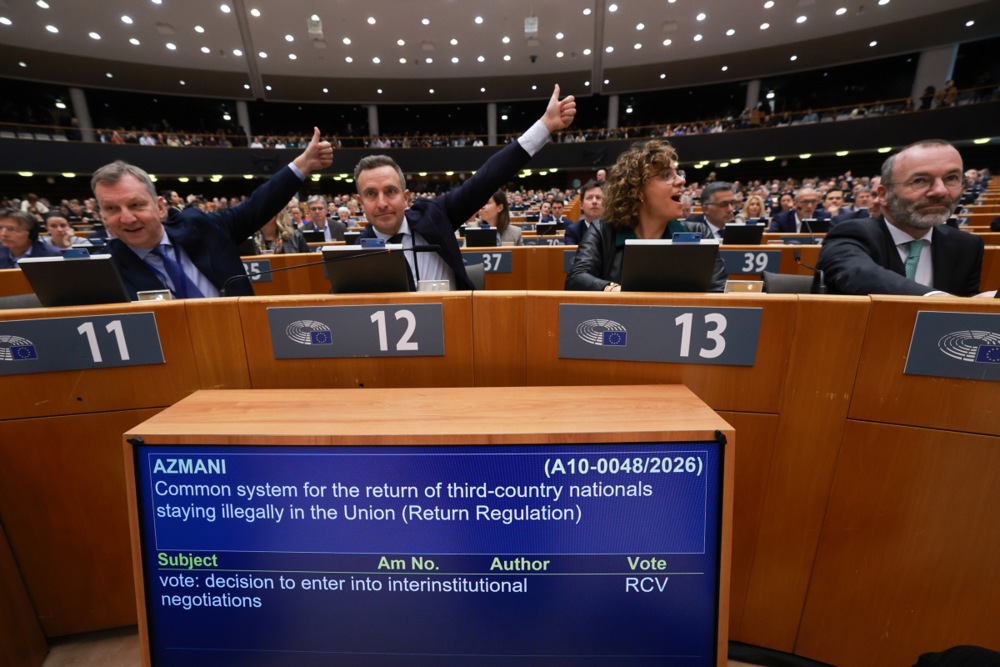 The European Parliament has today approved a major overhaul of the EU’s return policy, passing with 389 votes in favor and 206 against. EPA/Olivier Hoslet