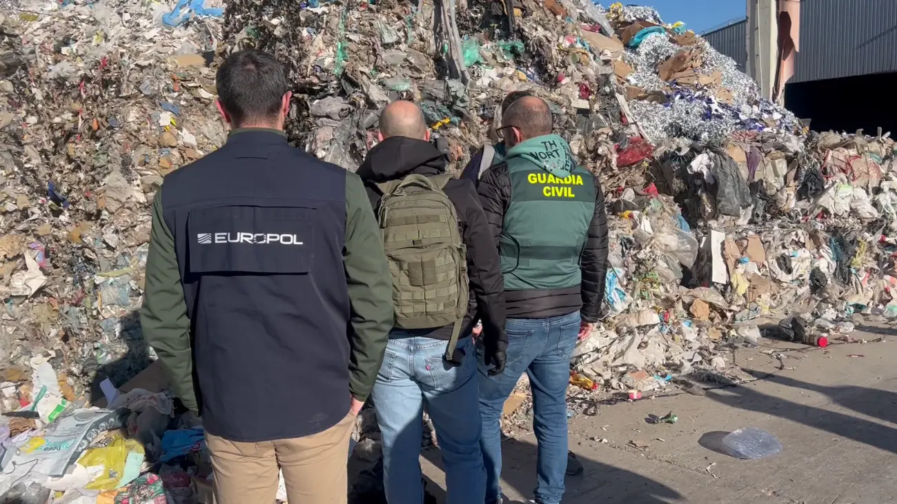 A major international police operation has dealt a significant blow to criminal groups profiting from environmental crime, seizing vast quantities of illegal waste and hazardous substances worth tens of millions of euros. ( via Europol)