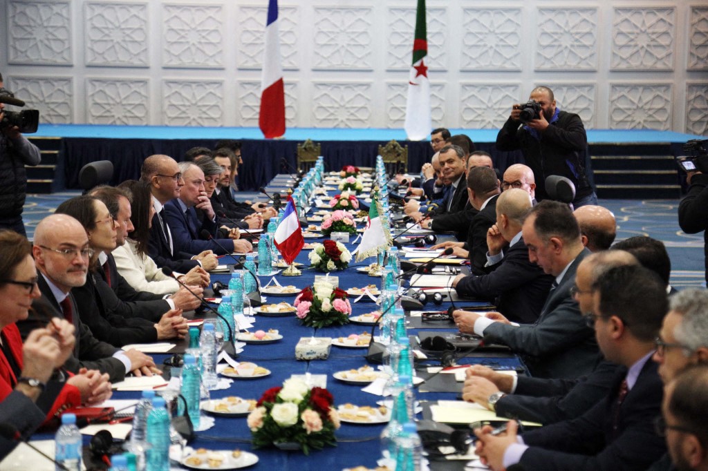 France has quietly resumed the deportation of Algerian nationals in recent weeks, signaling a discreet but significant shift in migration cooperation between Paris and Algiers after nearly a year of blockage.(Photo by APP / NurPhoto via AFP)