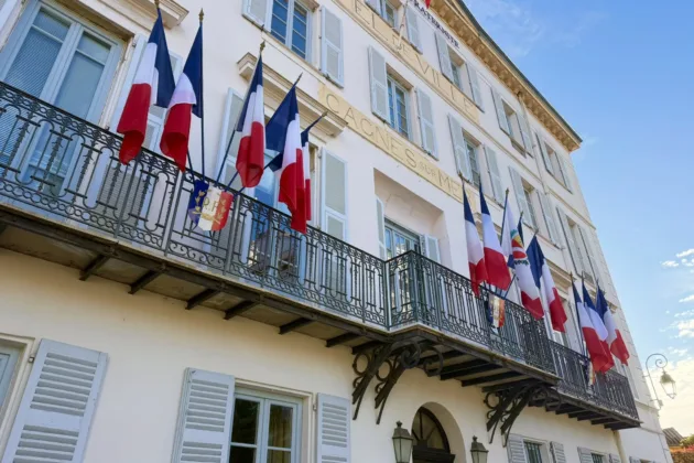 On March 31, 2026, Marine Le Pen expressed her support for several mayors from the Rassemblement National (RN) who have removed European Union flags from their town halls. ( All rights reserved @Bryan Masson on X)