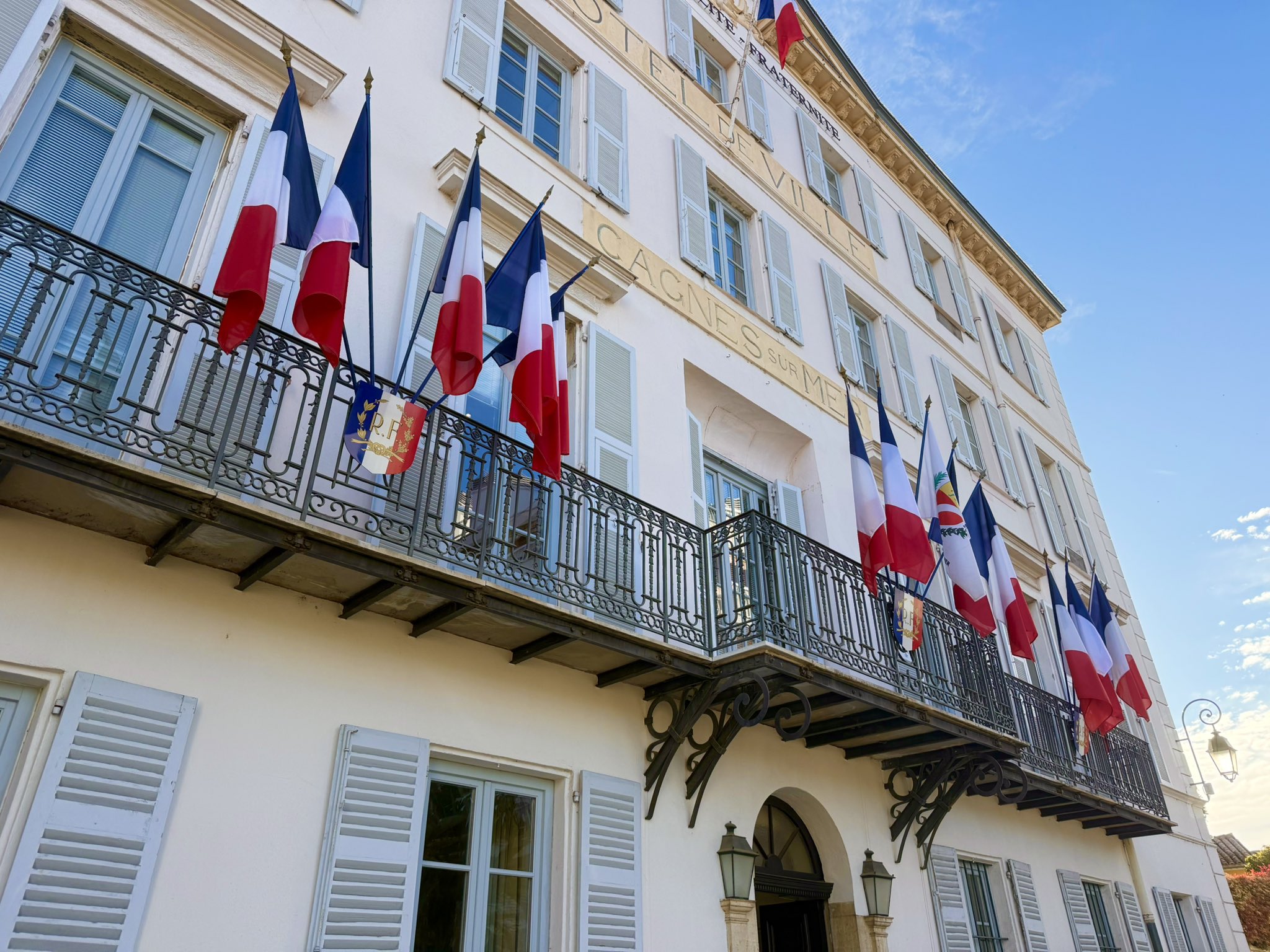 On March 31, 2026, Marine Le Pen expressed her support for several mayors from the Rassemblement National (RN) who have removed European Union flags from their town halls. ( All rights reserved @Bryan Masson on X)