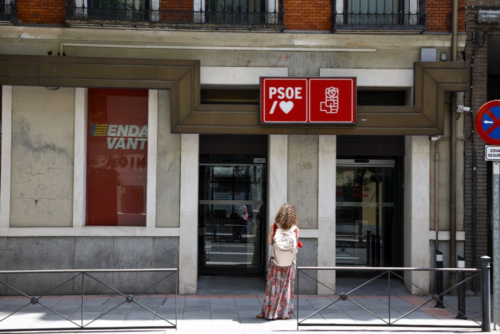 Spanish Civil Guard raids ruling Socialist Party headquarters