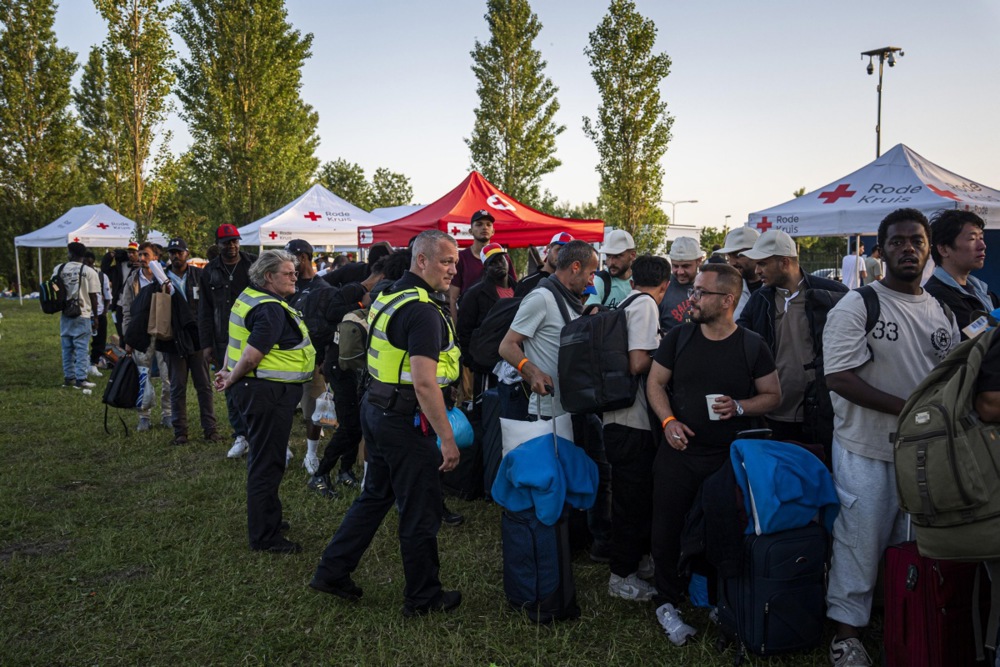 Dutch immigration service stops searching asylum seekers’ phones