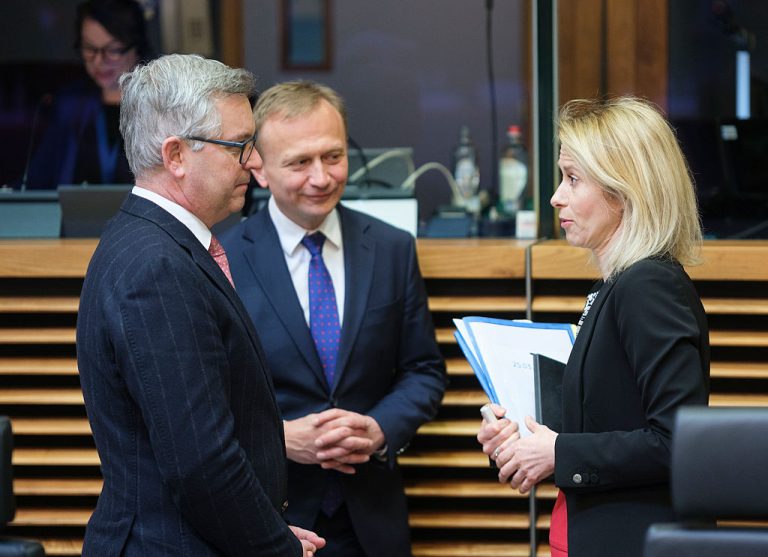 EU strikes deal on return hubs in toughest migration law to date