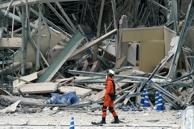 Kumamoto earthquake death toll climbs as Japan races to find survivors