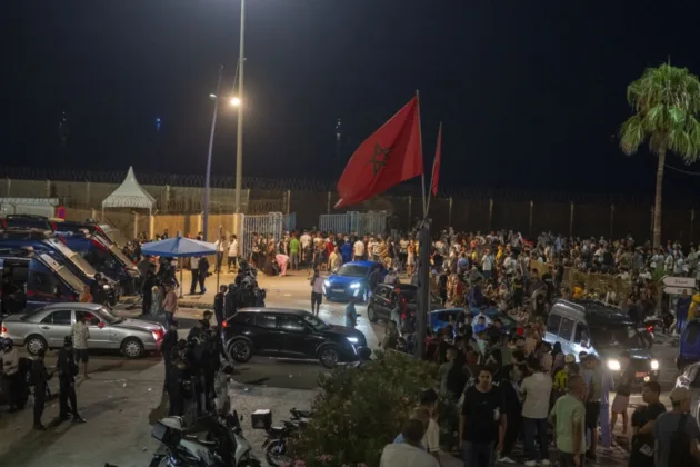 Thousands breach the Spanish border into Ceuta