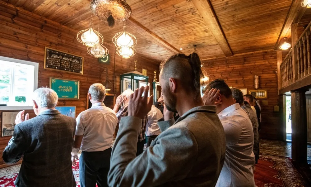 Poles in Katowice protest against Muslim prayer facility