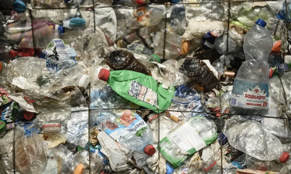 EU packaging rules take effect as Commission misses its own labelling deadline