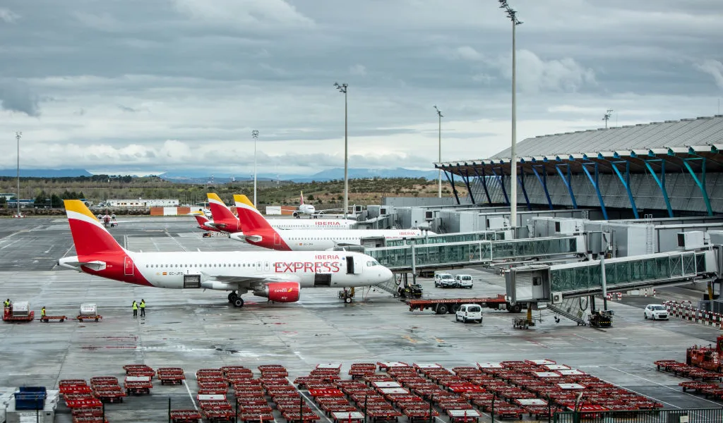 Spanish police check more than 5,000 arrivals from Italy in Sánchez’s row with Meloni