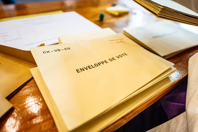 Swiss voters decide whether neutrality should bar EU sanctions on Russia
