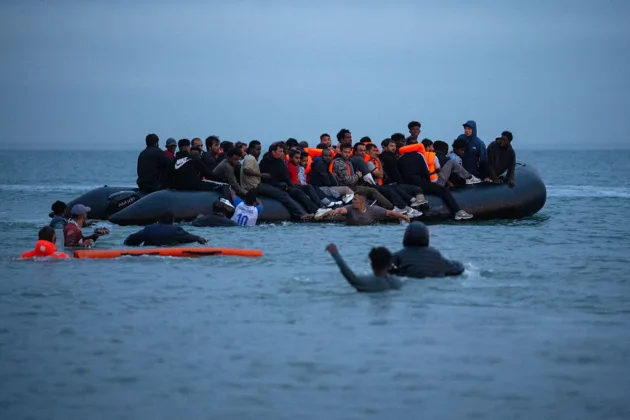 Undercover reporter films Channel people smugglers at work