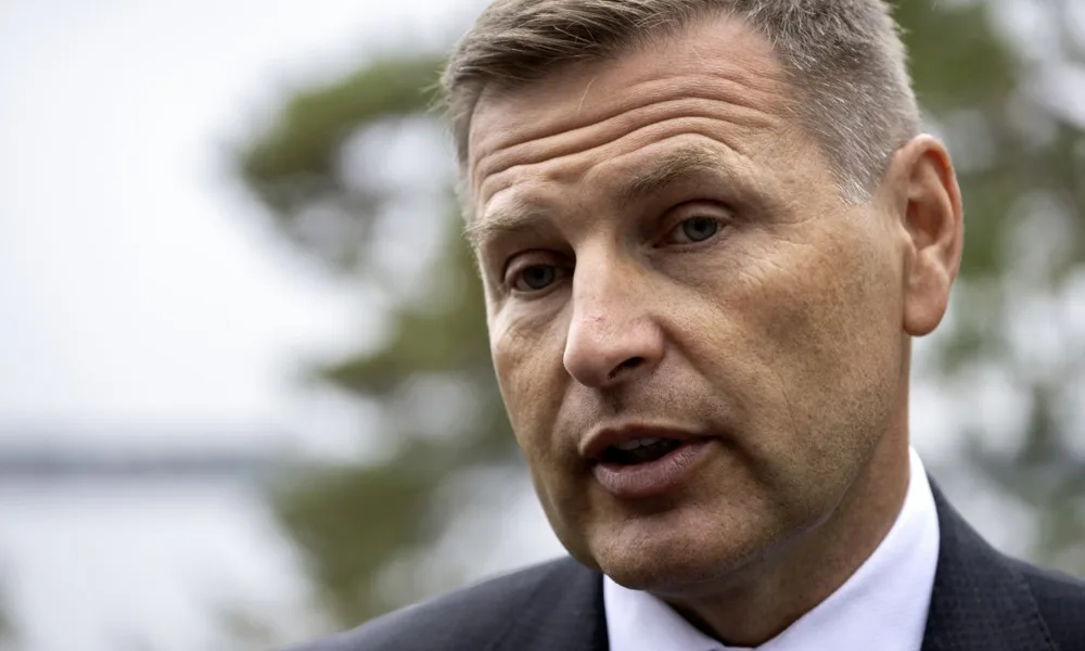 Estonian defence minister resigns over &euro;70 million Ukraine shell deal
