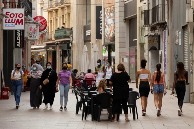 Socialist-run Lleida bans burqa and niqab in public with Junts and Vox votes