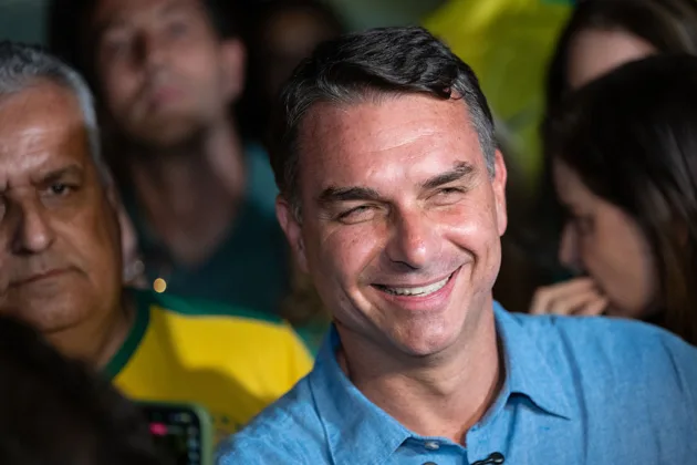 Flávio Bolsonaro outpolls Lula in Brazil's first round as the Right gains in Congress