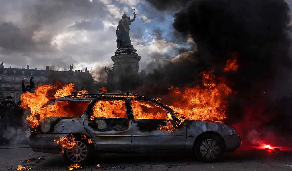 Looters return to Paris after riots leave 1,000 police injured